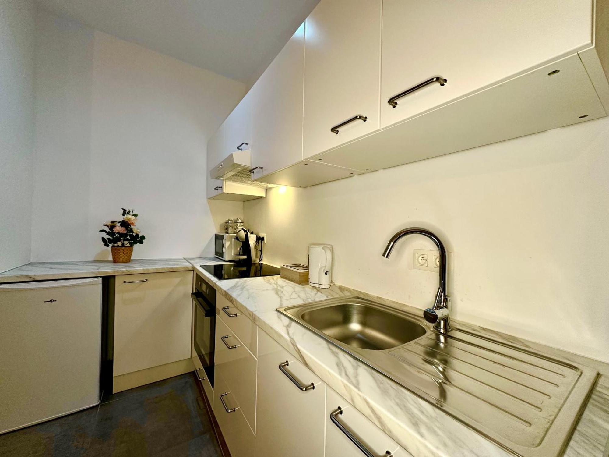 Luxury Suites Mons By Rikas Hotels Екстер'єр фото